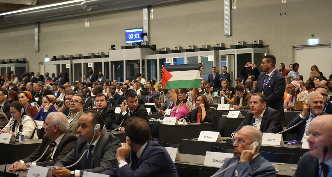 ILO Konferansı'nda Filistin'in ILO'ya geçici üyeliğinin iptalini isteyen İsrailli diplomata protesto