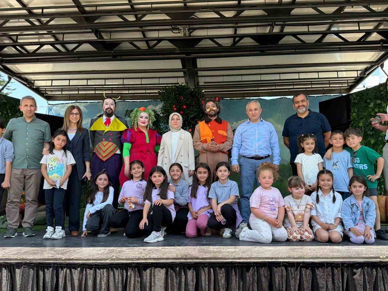 Kamyon tiyatrosu Gümüşova ve Gölyaka’da çocuklarla buluştu