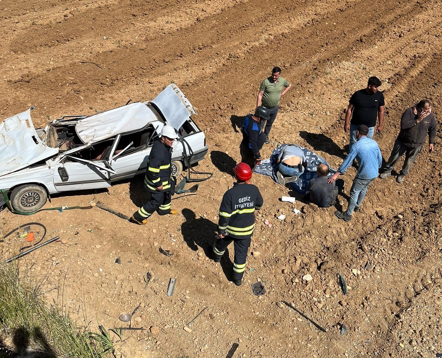 Gediz’de otomobil tarlaya uçtu, 2 yaralı