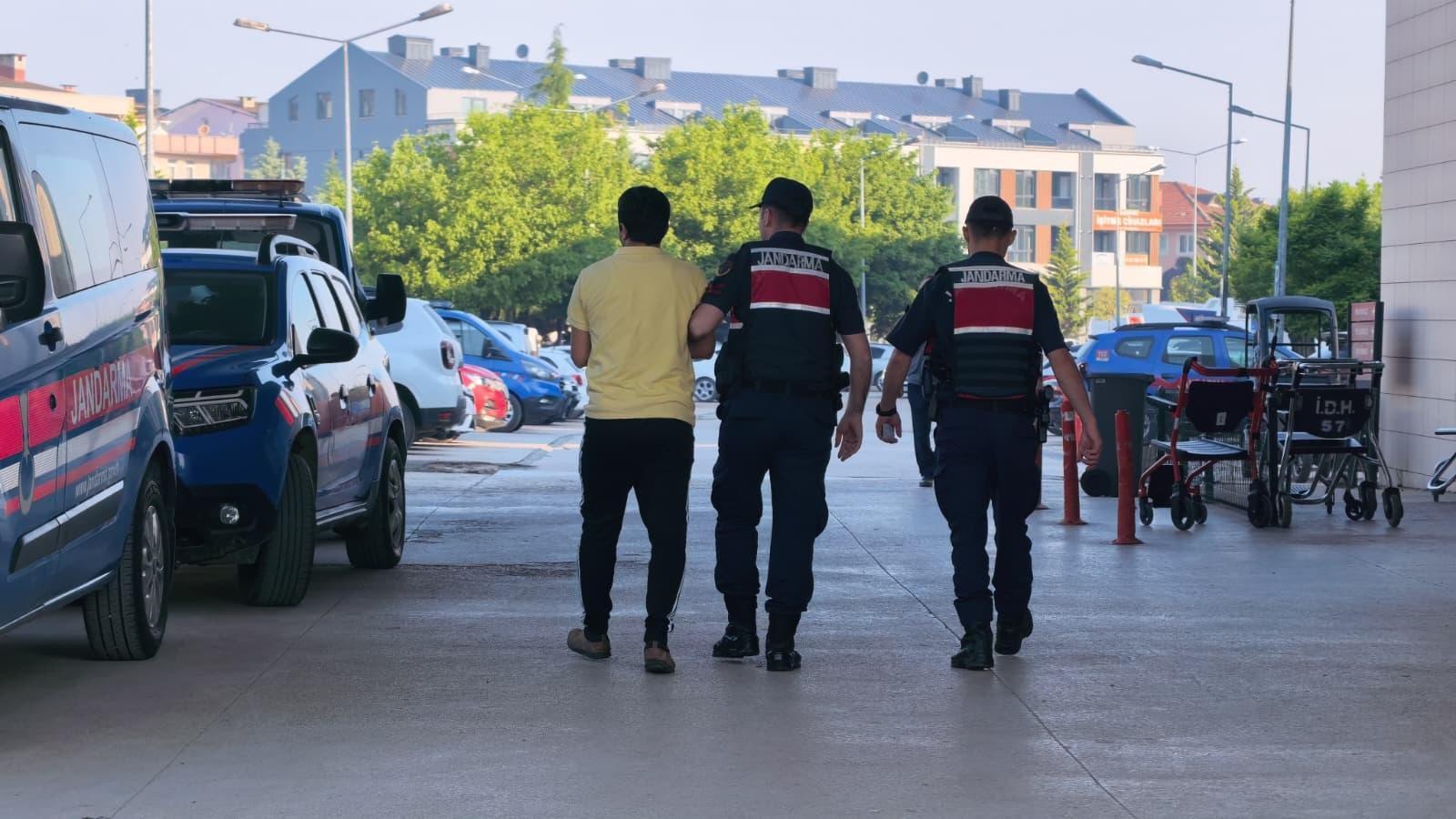 Bursa'da 70 adrese 'uyuşturucu' baskını; 60 gözaltıBursa’nın İnegöl ilçesinde 70 ayrı adrese düzenlenen eş zamanlı uyuşturucu operasyonunda 60 şüpheli, gözaltına alındı.