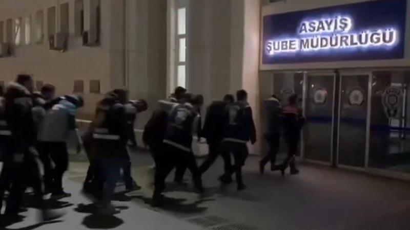 17 ilde 'nitelikli dolandırıcılık' operasyonları: 261 tutuklamaİçişleri Bakanlığı, 17 ilde düzenlenen 'Nitelikli dolandırıcılık' şebekelerine yönelik operasyonlarda 503 şüphelinin yakalandığını, 261'inin tutuklandığını açıkladı.