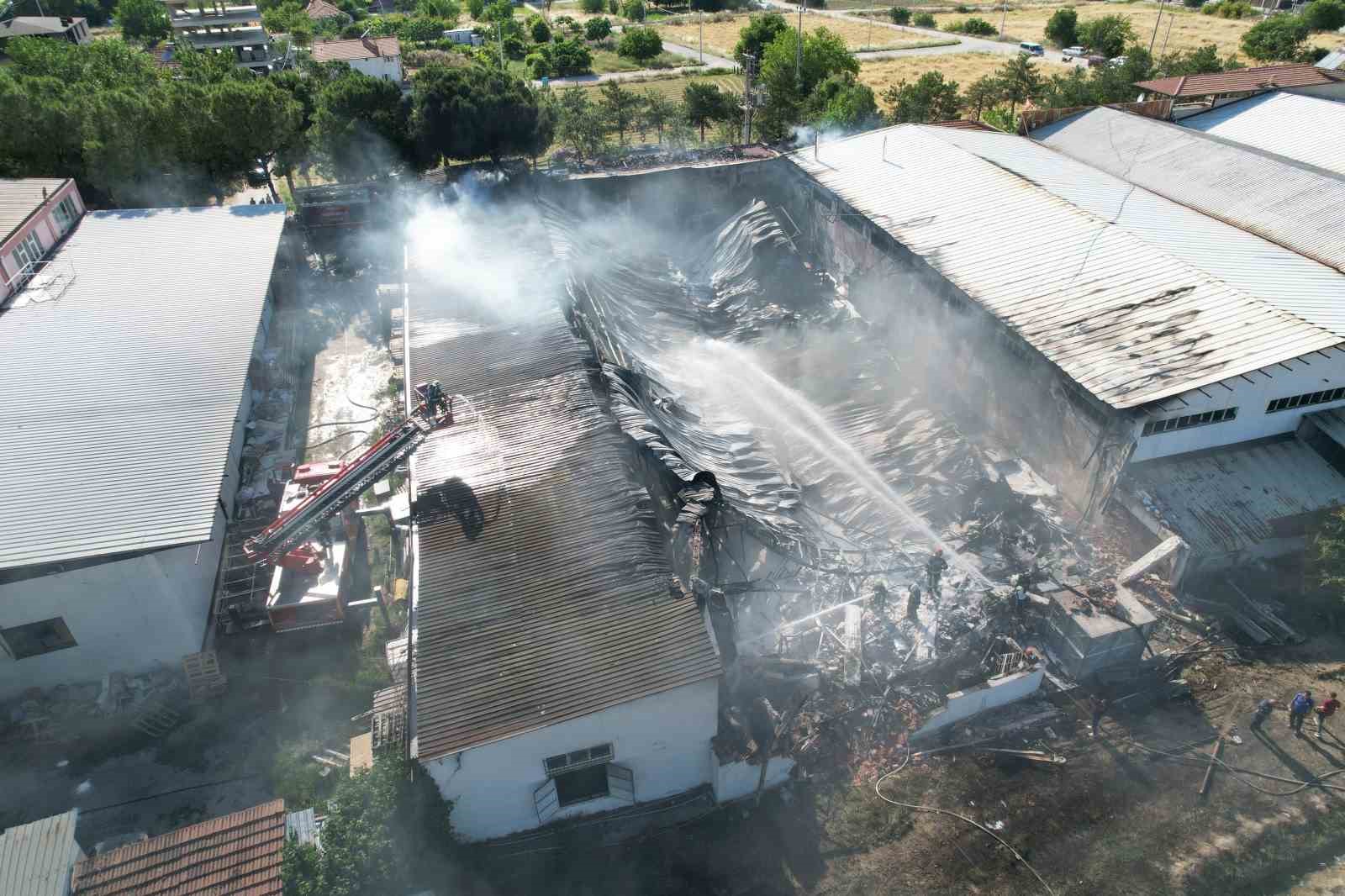 Kauçuk fabrikasındaki yangın 3 saatlik çalışmayla kontrol altına alındı