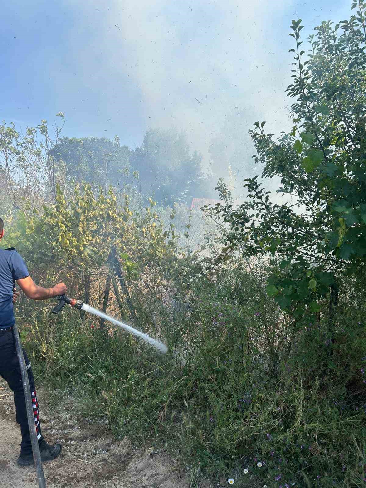 Ezine’de otluk alanda çıkan yangın söndürüldü