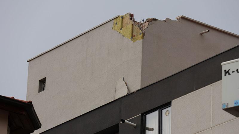 5 katlı apartmanın çatısına yıldırım düştü
