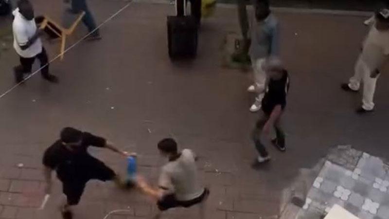 Fatih’te yabancı uyruklu kişilerin bıçaklı kavgası kamerada
