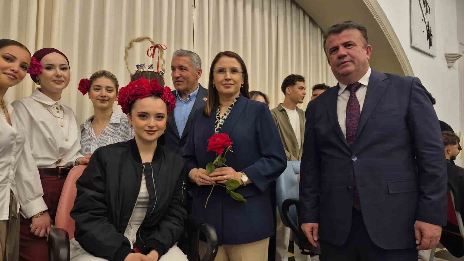Sepet şeklinde tasarlanan insan saçında çikolata ikramı