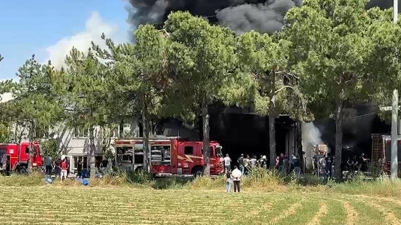 Kauçuk fabrikasında yangınDenizli'nin Pamukkale ilçesindeki bir kauçuk fabrikasında çıkan yangın, itfaiye ekiplerinin müdahalesiyle yaklaşık 2 saatte kontrol altına alındı. Yangında fabrikada büyük çapta hasar oluştu.