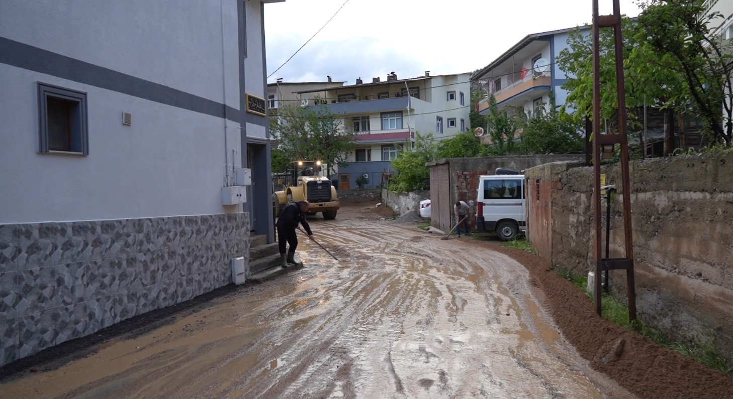 Gümüşhane’de sel nedeniyle bir ev, ahır ve 4 araç zarar gördü