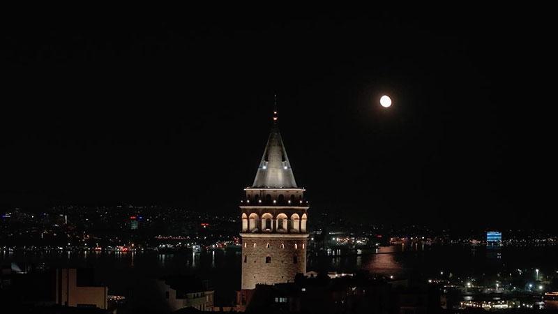 İstanbul’da dolunay seyirlik manzara oluşturdu