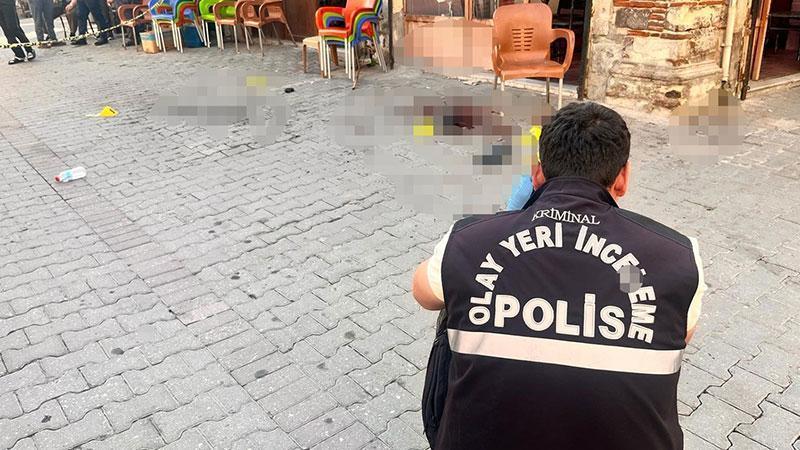 Manisa’da pompalı tüfekli saldırıda 2 kişi yaralandı; o anlar kameradaManisa’nın Kula ilçesinde kahvehane önünde gerçekleştirilen pompalı tüfekli saldırıda 2 kişi yaralanırken, olay anı güvenlik kamerasına yansıdı.