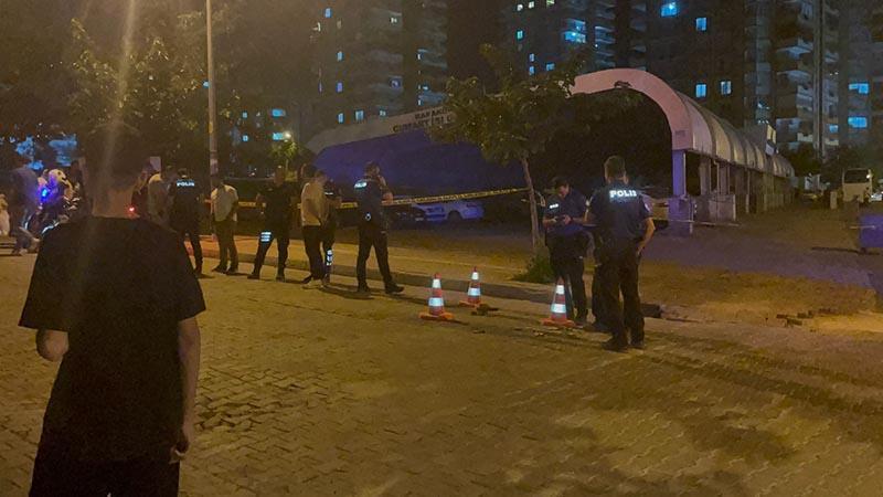 Şanlıurfa’da silahlı kavga; anne öldü, oğlu yaralıŞanlıurfa’da 2 grup arasında çıkan pompalı tüfekli kavgada, tarafları ayırmaya çalışan anne Heriman Altundağ (43) hayatını kaybetti, oğlu S.A. (15) ise yaralandı. Olayla ilgili 4 şüpheli gözaltına alındı.