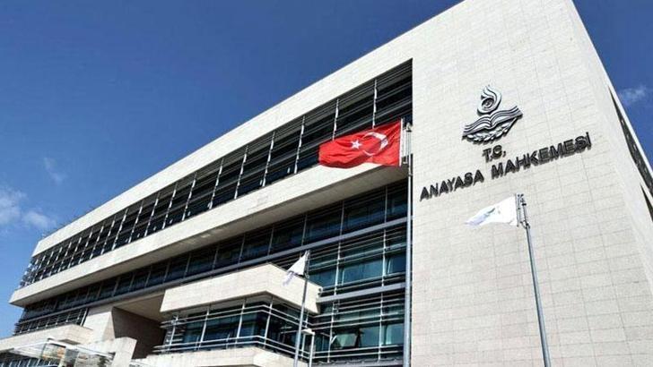 AYM, 'süresiz nafaka' düzenlemesini iptal etti Anayasa Mahkemesi (AYM), boşanan eşe süresiz nafaka ödenmesine ilişkin düzenlemeyi iptal etti.