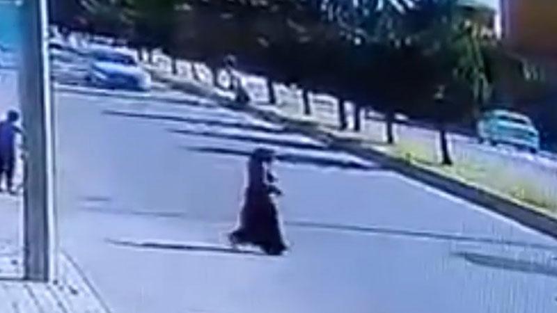 Şanlıurfa’da otomobilin, yayaya çarptığı kaza kamerada
