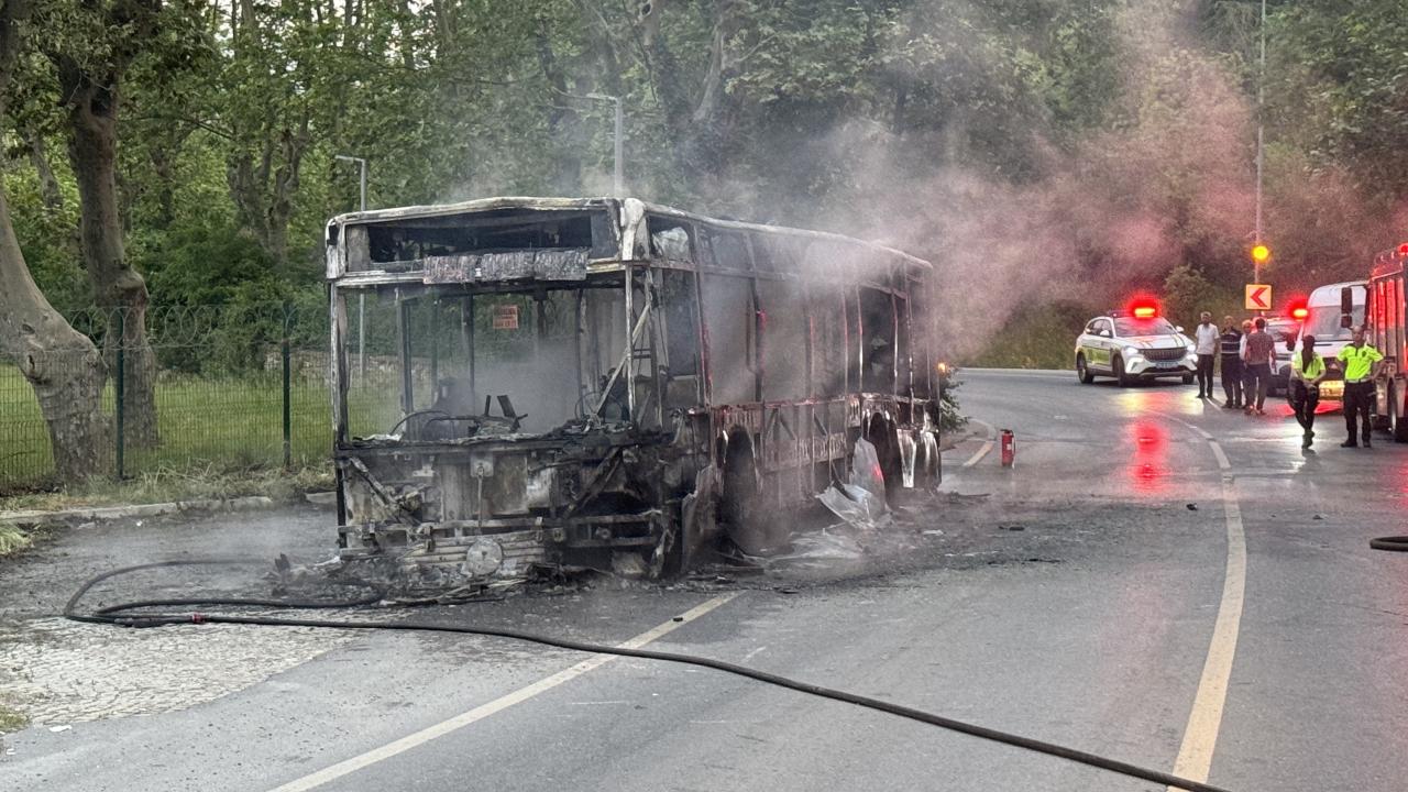 Seyir halindeki İETT otobüsü yandı