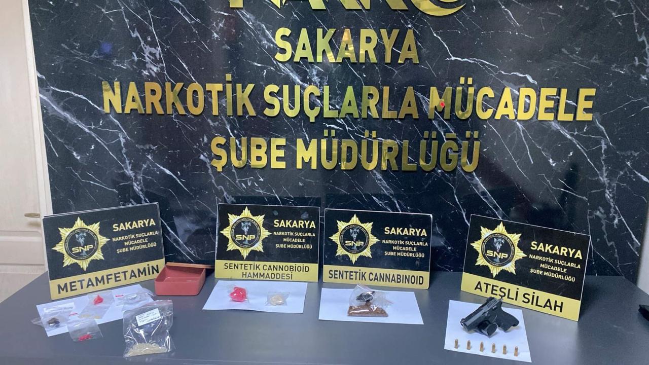 Uyuşturucuyu klozete döktü, sifon çalışmayınca yakalandı