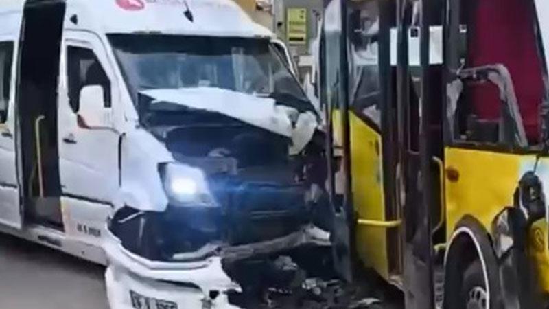 Bursa’da servis minibüsüyle özel halk otobüsü çarpıştı; 5 yaralıBursa’da servis minibüsüyle özel halk otobüsünün çarpıştığı kazada 5 kişi yaralandı.
