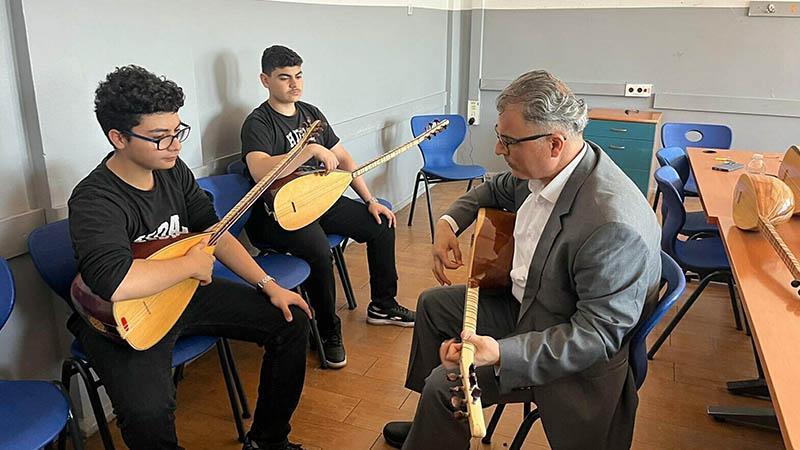 Engel tanımayan öğretmen, bağlamayla öğrencilerine ilham oluyor