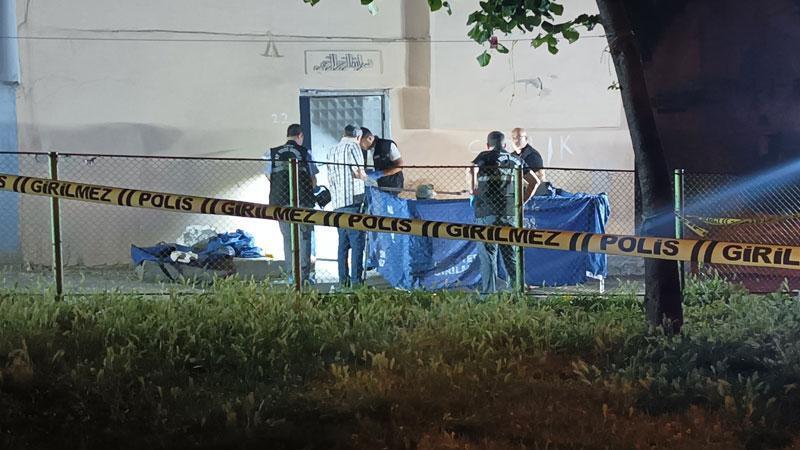 Bursa'da silahlı kavga; karı-koca hayatını kaybettiBursa’nın Yıldırım ilçesinde evlerine gelen kimliği henüz belirlenemeyen şüpheli ile tartışan H.D. (40) ile eşi Y.D.(40), tabancayla vurularak hayatını kaybetti.