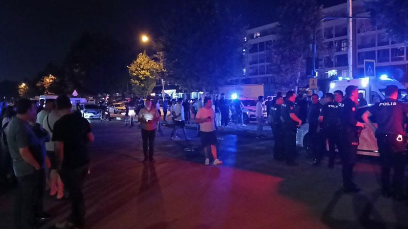 Bursa'da ailelerin de dahil olduğu bıçaklı kavgada 1'i ağır 3 kişi yaralandı Bursa’nın Osmangazi ilçesinde iki grup arasında başlayan tartışma, tarafların ailelerinin de dahil olmasıyla bıçaklı kavgaya dönüştü. Olayda 1'i ağır 3 kişi bıçakla yaralandı.