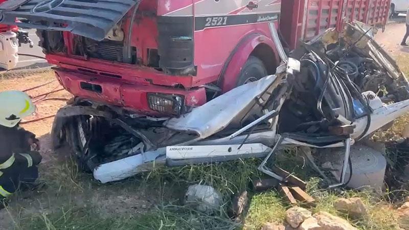 Otomobil, kamyonun altına girdi; 2 ölü, 1 ağır yaralıŞanlıurfa’nın Viranşehir ilçesinde otomobil ile kamyonun çarpıştığı kazada 2 kişi yaşamını yitirdi, 1 kişi ağır yaralandı.