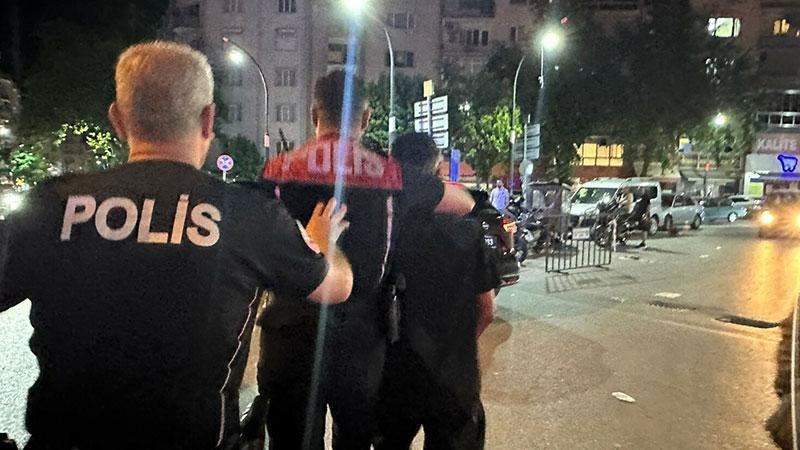 Manisa'da üzerinde uyuşturucu ve palayla yakalanan şüpheli, gözaltındaManisa'da polis ekiplerinin denetiminde üzerinde 1127 sentetik ecza hap ve 'pala' diye tabir edilen bıçak ele geçirilen H.G, gözaltına alındı.
