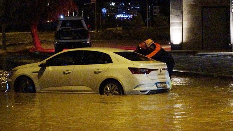 Konya'da sağanak, taşkınlara neden oldu