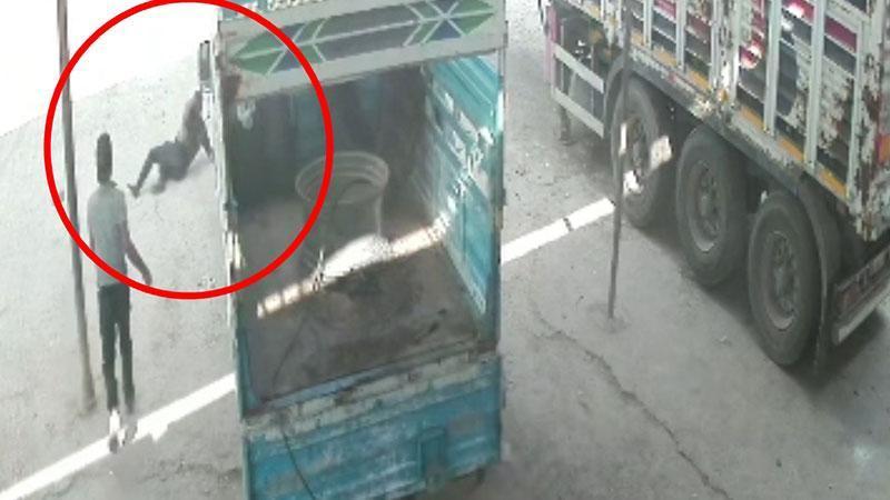 Hava basılan traktör lastiği patladı, 2 işçinin yaralandığı o anlar kamerada Siirt'in Kurtalan ilçesinde hava basılan traktör lastiğinin patlaması soncu 2 işçi yaralandı. İşçilerin patlamanın etkisiyle savrulduğu anlar güvenlik kamerasına yansıdı.