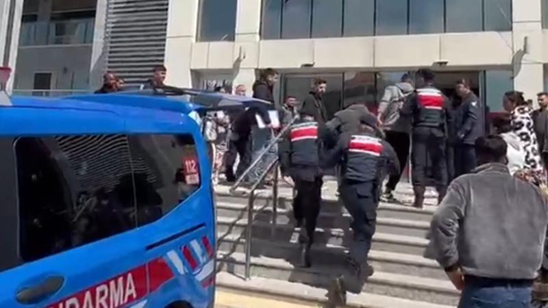 24 ilde göçmen kaçakçılığı operasyonları: 36 tutuklamaGöçmen kaçakçılığı ile mücadele kapsamında 24 ilde jandarma tarafından düzenlenen operasyonlarda; 48 göçmen kaçakçılığı organizatörü yakalandı, 36'sı tutuklandı.