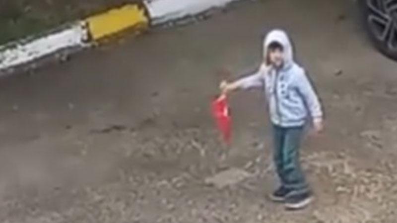 5 yaşındaki Miraç, evden çıkıp yere düşen Türk bayrağını aldı; o anlar kamerada