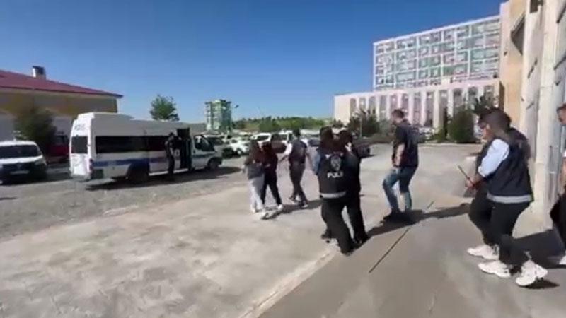 Uşak'ta yasa dışı bahis operasyonu: 5 tutuklamaUşak’ta polis ekiplerince düzenlenen yasa dışı bahis operasyonunda gözaltına alınan 5 şüpheli tutuklandı.