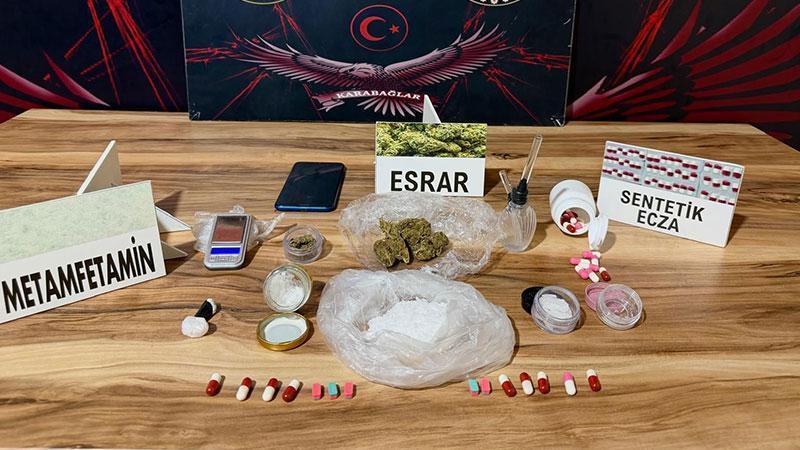 İzmir’de uyuşturucu operasyonu: 3 tutuklamaİzmir'in Karabağlar ilçesinde polis ekiplerince düzenlenen uyuşturucu operasyonlarında gözaltına alınan 3 şüpheli tutuklandı.