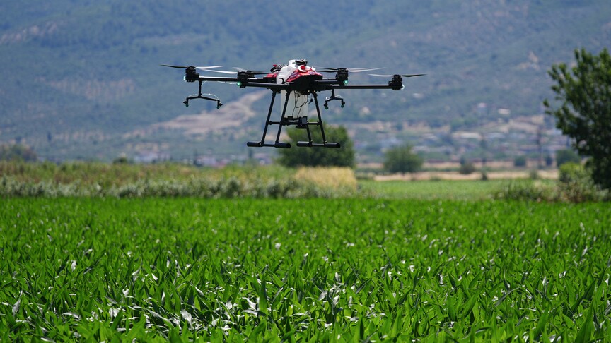 BİLSEM öğrencileri öğretmenleriyle tarımsal ilaçlama için dron tasarladı