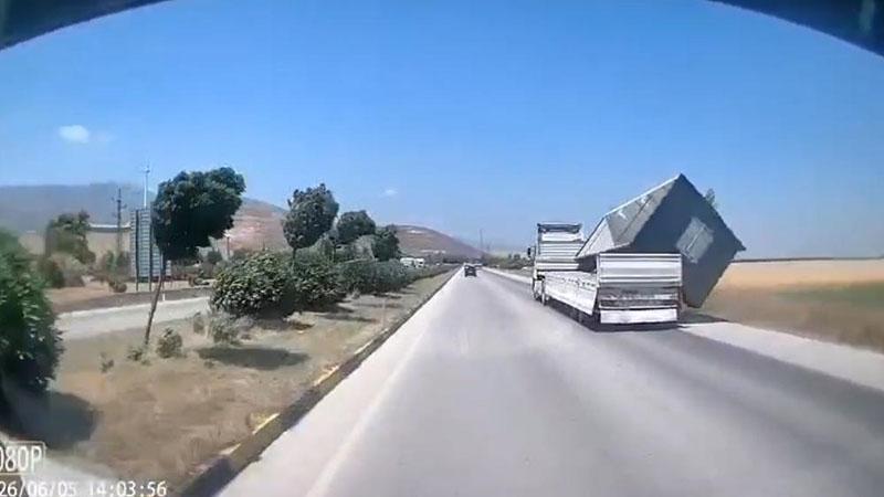 TIR'da yüklü konteyner, fırtınada düştü; o anlar kameradaHatay'da seyir halindeki TIR’ın taşıdığı konteyner, fırtınanın etkisiyle düştü. O anlar trafikteki başka bir aracın kamerasına yansıdı.