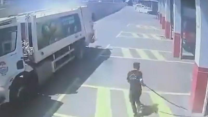 Yangın çıkan çöp kamyonunu itfaiye istasyonuna götürdü; o anlar kamerada