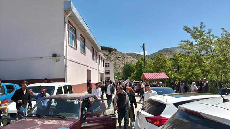 Gümüşhane’nin Tekke beldesinde 2 bin 969 seçmen sandık başındaGümüşhane’de 13 yılın ardından yeniden belde statüsü kazanan Tekke beldesinde 2 bin 969 seçmen, belediye başkanı ve meclis üyelerini seçmek için oy kullanıyor.