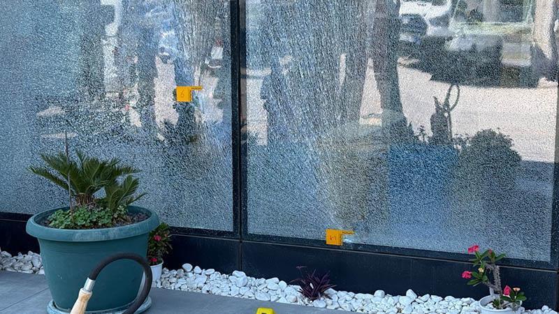 Antalya'da oto galeriye silahlı saldırıAntalya’da bir otomobil galerisine düzenlenen silahlı saldırıda iş yerinde hasar oluştu. Olayın ardından kaçan şüphelinin yakalanması için çalışma başlatıldı.