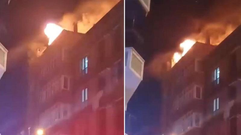 Esenyurt’ta 4 katlı binanın çatısı alev alev yandı