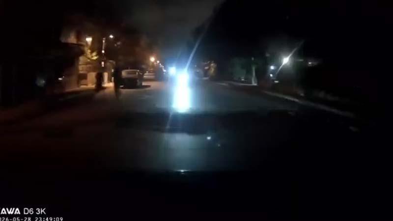 Maltepe’de ters yönden gelen otomobilin çaptığı motosikletin sürücü ağır yaralandı; kaza kamerada