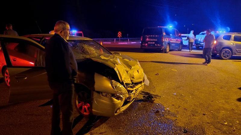 Sivas'ta iki otomobil çarpıştı: 1 ölü, 3 yaralıSivas'ın Suşehri ilçesinde iki otomobilin çarpışması sonucu 1 kişi öldü, 3 kişi yaralandı.