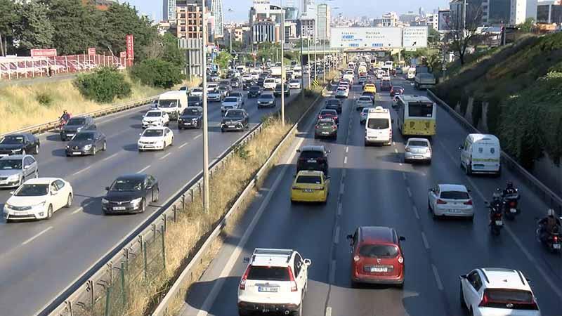 İstanbul'da haftanın ilk iş gününde trafik yoğunluğu yüzde 63 olarak ölçüldüİstanbul'da haftanın ilk iş gününde trafik yoğunluğu sabah saatlerinde yüzde 63 olarak ölçüldü. Maltepe, D-100 Karayolu’nda yoğunluk nedeniyle araçlar ilerlemekte güçlük çekti.