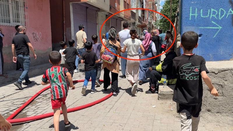 Diyarbakır'da yangın sonrası komşular arasında arbedeDiyarbakır'ın Bağlar ilçesinde bir binanın 3'üncü katındaki dairede çıkan yangında, 2 kişi dumandan etkilendi. Yangın sonrası iki komşu ve yakınları arasında arbede çıktı, tarafları polis ayırdı.