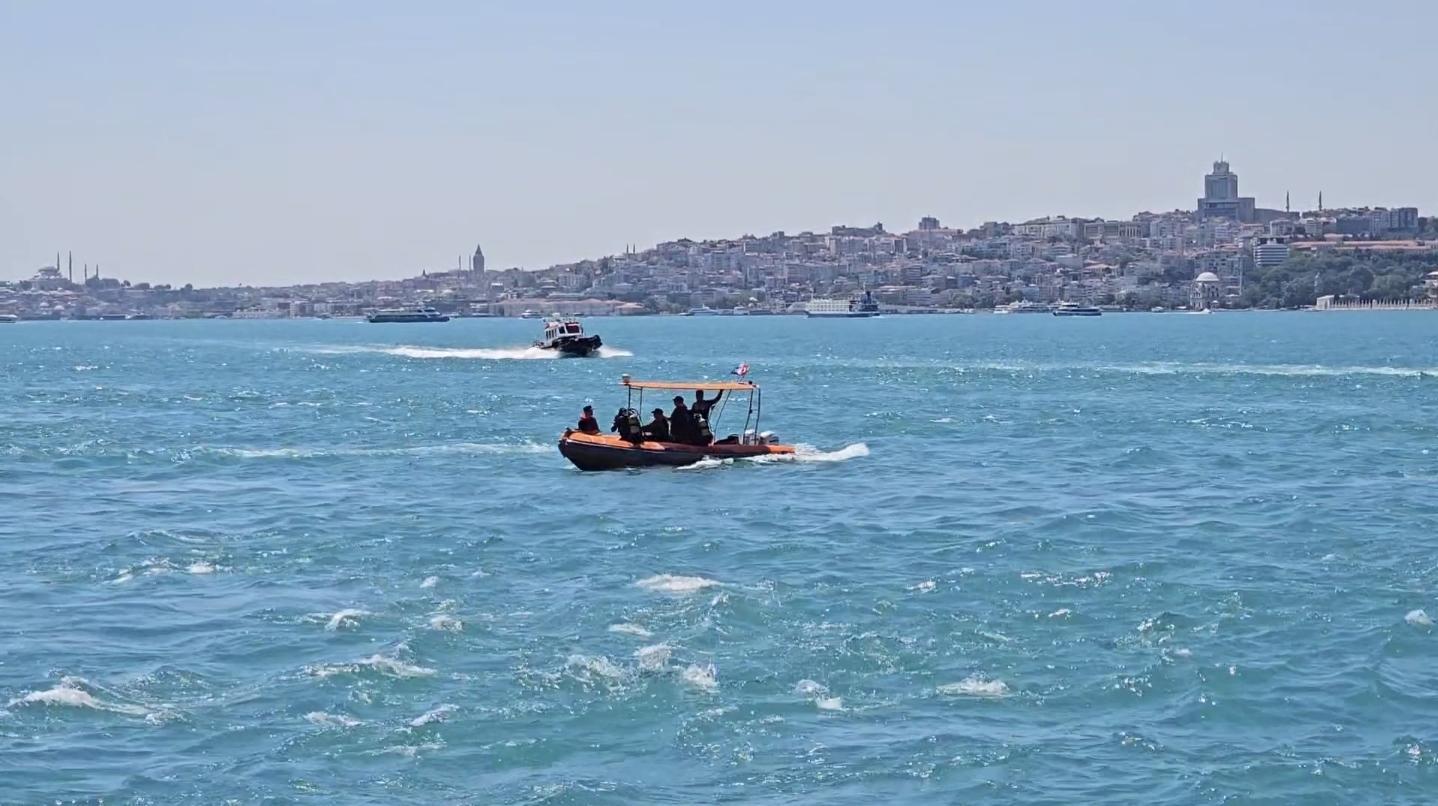 Üsküdar'da denizde görülen kişi için arama sürüyorÜsküdar'da denizde bir kişinin görüldüğü yönündeki ihbar üzerine başlatılan arama çalışmalarına bugün de devam etti. Sahil Güvenlik Komutanlığı ekipleri, bölgede arama-tarama faaliyetlerini sürdürüyor.