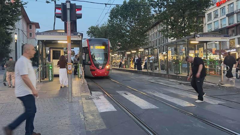Fatih'te raylara düşüp tramvayın altında kalan çocuk öldü