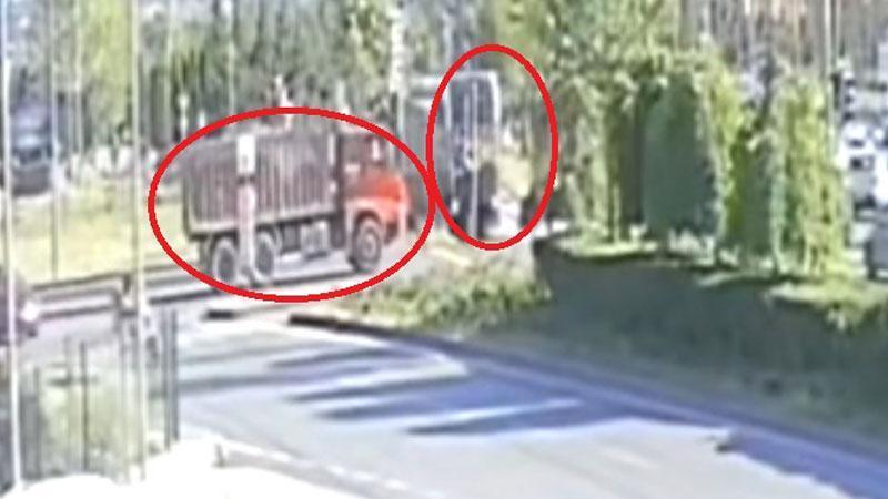 Kamyon ile tramvayın çarpışması kamerada; 5 yaralı