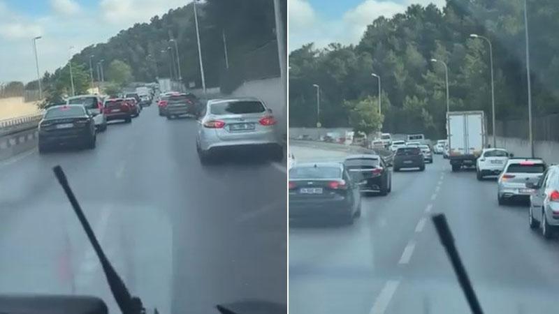 Maltepe'de trafikte kalan ambulansa fermuar yöntemiyle yol verdiler