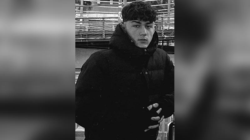 Ortaokul öğrencisi Erdem, bıçaklı kavgada öldüİzmir'in Karşıyaka ilçesinde çıkan bıçaklı kavgada yaralanan ortaokul öğrencisi Erdem Demir (15), hastanede yaşamını yitirdi. Gözaltına alınan 2 şüpheli, tutuklandı.