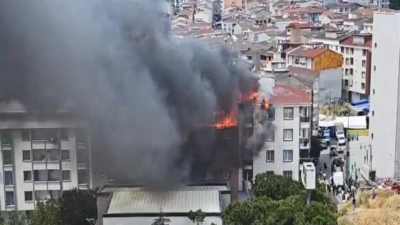Esenyurt'ta 4 binanın çatısında yangın