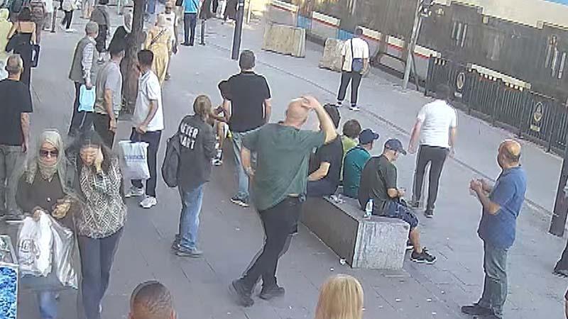 Fatih'te 6 yaşındaki çocuk raylara düşüp tramvayın altında kalarak öldü; panik anları kamerada