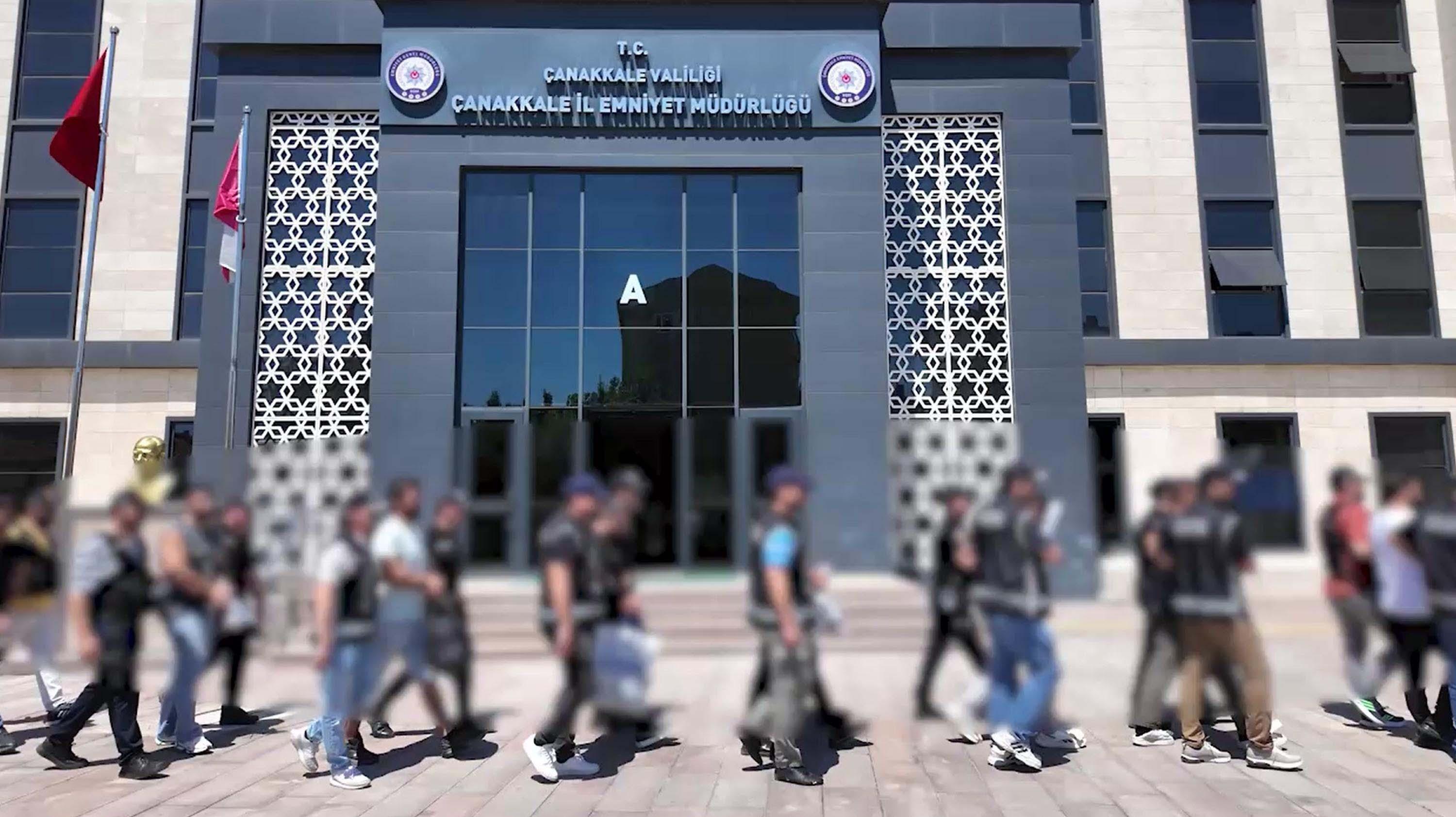 Çanakkale merkezli 11 ilde göçmen kaçakçılığı operasyonu: 41 tutuklamaÇanakkale merkezli 11 ilde göçmen kaçakçılığı operasyonunda gözaltına alınan 41 şüpheli tutuklandı.
