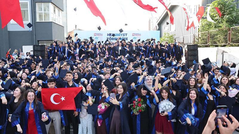 Sultangazi Belediyesi geleneksel mezuniyet törenlerini sürdürüyor